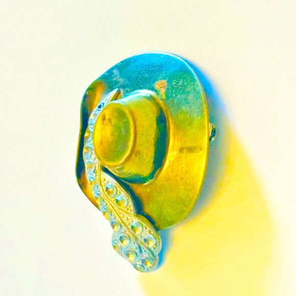 Vintage Cavalier Brass Cowboy Hat Rhinestone Feather Plume Brooch Pin - Picture 4 of 10